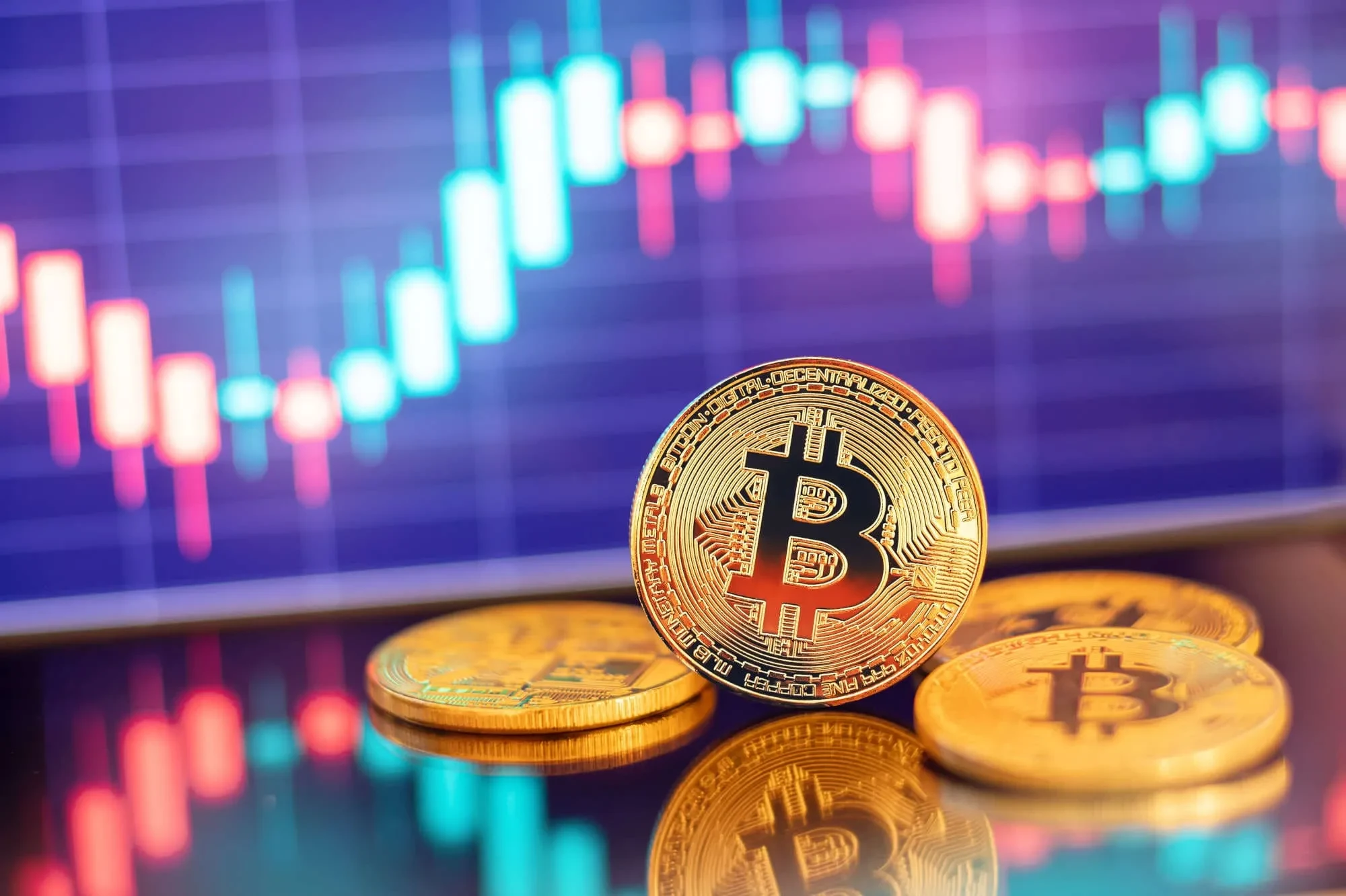 moedas de bitcoin e um gráfico ao fundo